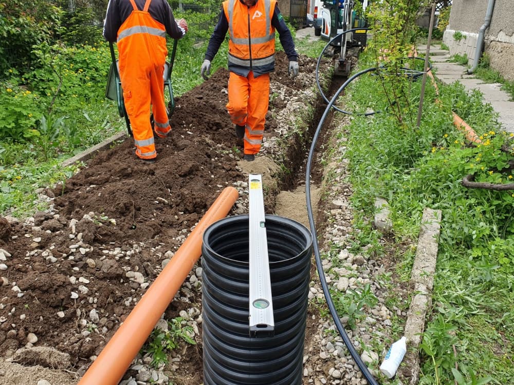 Echipa inlocuieste sistemul de canalizare