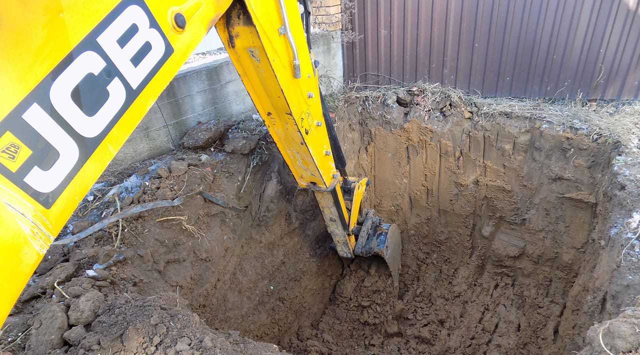 Excavator sapand pentru inlocuire fosa veche
